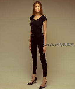 简约黑衣女子全身站立姿态