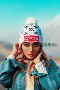 戴Supreme帽女孩户外自拍