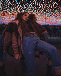 镜面空间中霓虹灯下的时尚少女