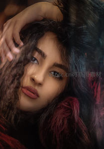 红黑毛绒背景中的深邃眼眸