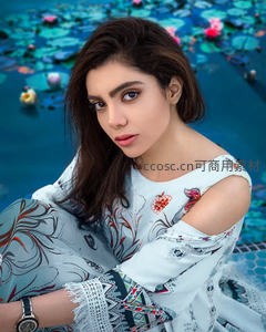 荷塘边身穿印花裙的优雅女子