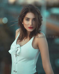 风中白衣女子红唇魅惑回眸