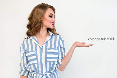 蓝白条纹裙女子优雅托举