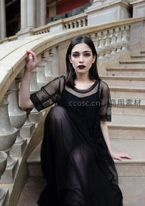 黑裙女子端坐古典石阶之上