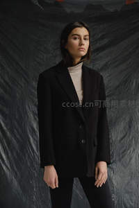 黑西装女模直视镜头显气场