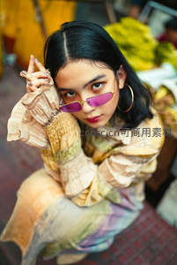 街头时尚女孩戴紫镜酷炫出镜