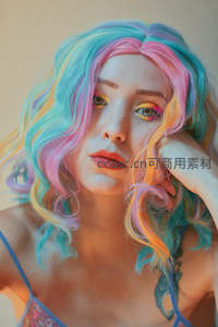 彩虹色卷发与梦幻彩妆艺术照