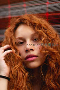 卷发少女凝视镜头