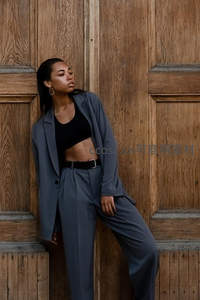 灰色西装套装时尚女郎