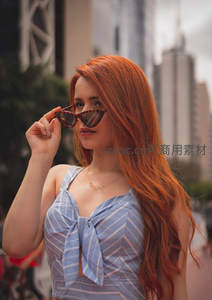 红发美女城市街头时尚抓拍