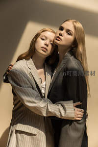 双人西装拥抱的时尚艺术照