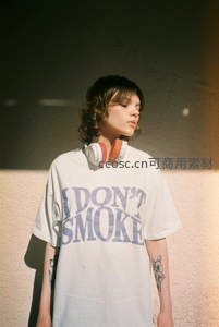 卷发青年戴耳机闭目沉思