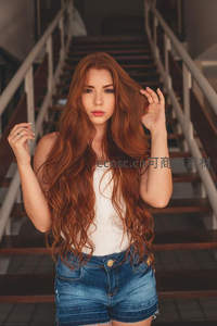 红发少女楼梯间优雅摆拍瞬间