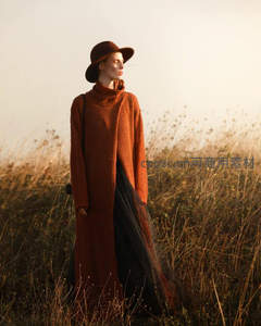 秋日田野中的优雅女子