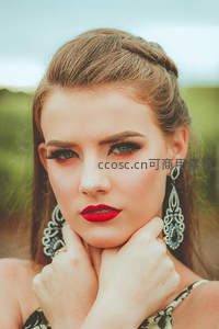 精致妆容与华丽耳饰特写