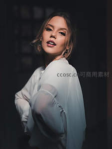 暗调光影中的白衬衫女子