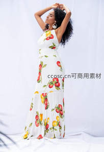 水果印花长裙的优雅姿态