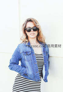 牛仔外套条纹裙女子阳光下微笑