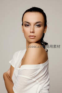 白衫女子回眸展精致妆容
