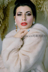 奢华皮草中的精致妆容，展现高贵典雅气质