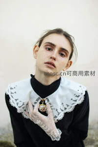 复古蕾丝领少女，手持怀表凝望镜头