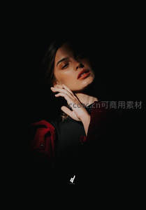 暗影中的优雅女性侧脸特写