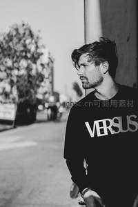 街头黑白风男子侧影写真