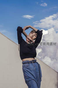 蓝天白云下时尚女孩摆姿