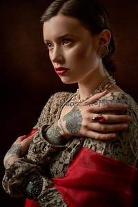 复古蕾丝与纹身交织的时尚女性