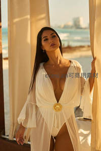 海边凉亭中身着白纱的性感女神