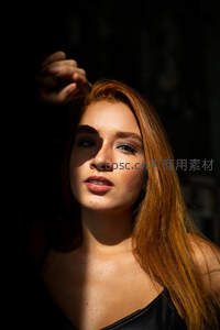 光影交错下的红发女性特写