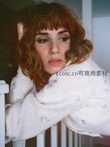 红发女孩裹花毛衣的温柔瞬间