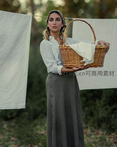 林间晾衣女子手提藤篮