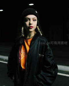 暗巷中的酷炫街头女孩