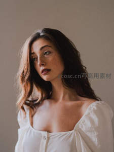 温柔凝视的白裙女子