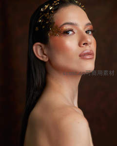 金箔妆容侧颜美人特写