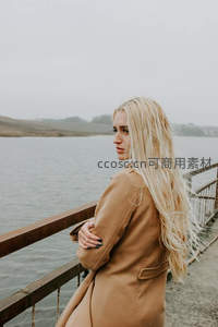 金发女子湖畔凭栏远眺沉思