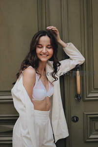 白西装内搭蕾丝的微笑女子