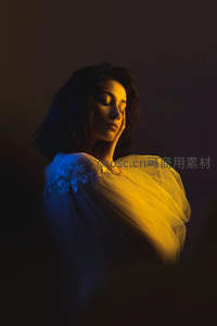 光影交错中闭目沉静的女子