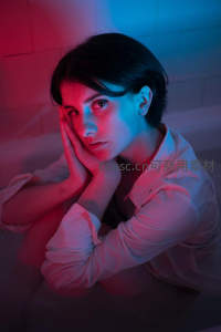 红蓝霓虹灯下浴缸中的女子