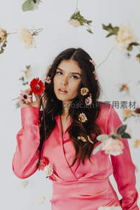 花间少女穿粉裙，手捧红花眼神迷离