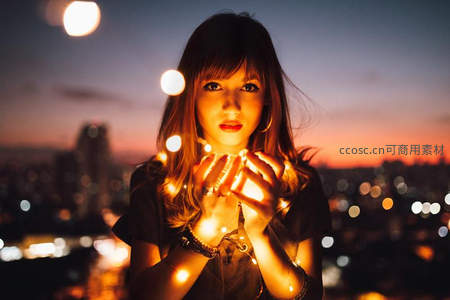 黄昏天台捧灯的温柔女孩