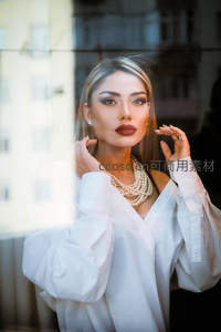 优雅白衬衫与珍珠项链的时尚魅力