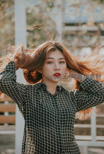 风中飞扬的格子衫少女