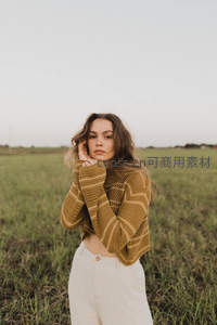 田野中的温柔女子