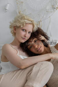 亲密依偎的双人肖像