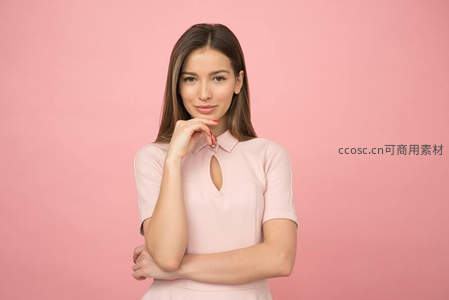 粉色背景沉思美女