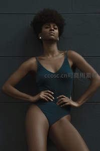 深色泳衣黑人女性靠墙写真
