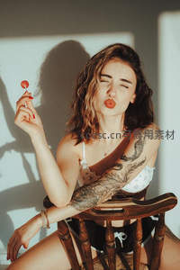 俏皮少女手持棒棒糖，闭眼嘟嘴卖萌