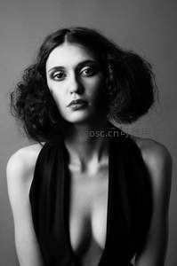 黑白经典卷发女郎凝视镜头